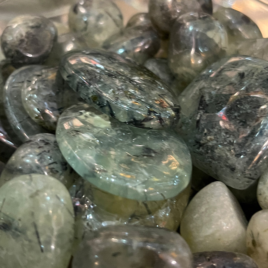 Prehniitti Turmaliinilla, Hiottu kristalli