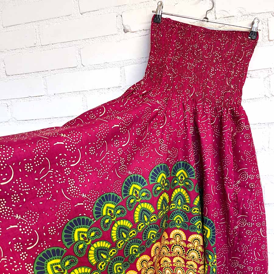 Inaran riikinkukon sulkien ihailu – Haaremihousut