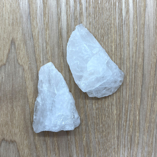 Maitokvartsi (lumikvartsi), raakakivi, kristalli