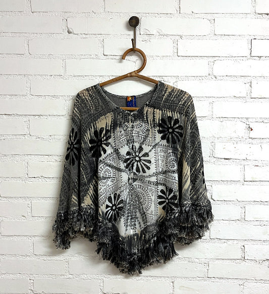 Leylan Kuunsäteiden Viitta -poncho